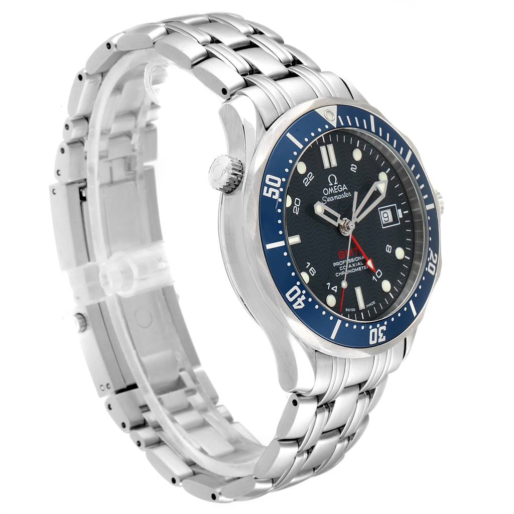 The image shows an angled side view of the Omega Seamaster 2535.80.00 Men
s Stainless Steel Blue Dial 2535.80.00 Men
s Stainless Steel Blue Dial watch, highlighting its face, bezel, and metal bracelet.