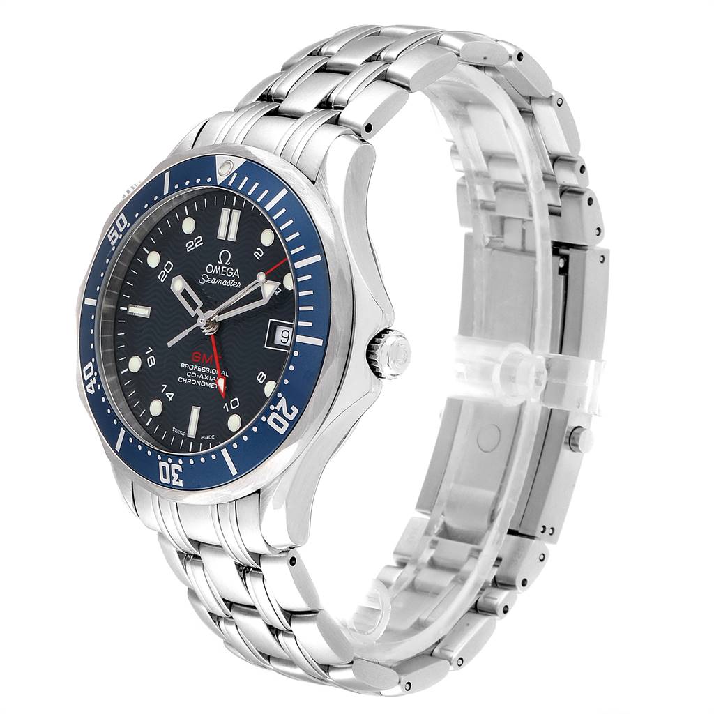 The image shows an angled view of an Omega Seamaster 2535.80.00 Men
s Stainless Steel Blue Dial 2535.80.00 Men
s Stainless Steel Blue Dial watch displaying its face, bezel, and metal bracelet.