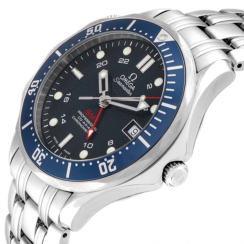 This image shows an angled view of the Omega Seamaster 2535.80.00 Men
s Stainless Steel Blue Dial 2535.80.00 Men
s Stainless Steel Blue Dial watch, highlighting its face, bezel, crown, and bracelet.