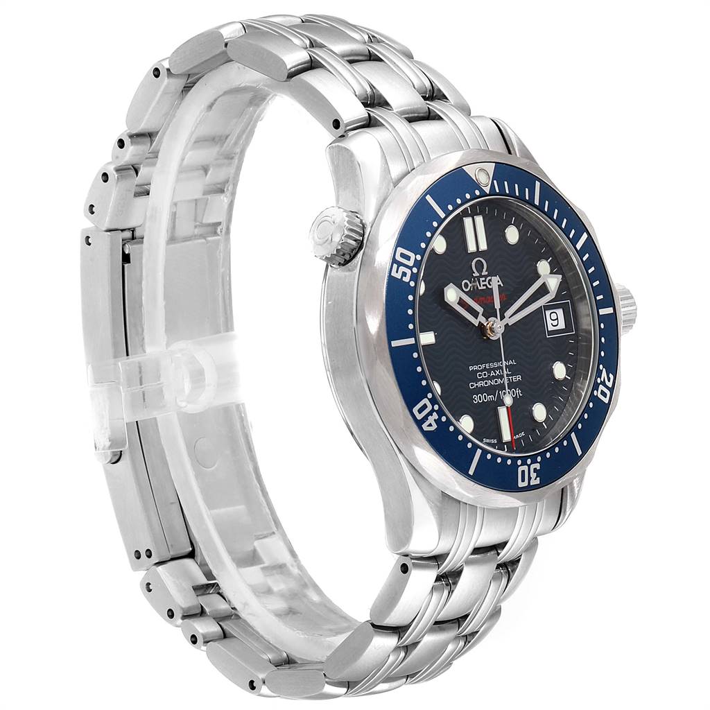 This image shows a side view of an Omega Seamaster 2221.80.00 Men
s Stainless Steel Blue Dial 2221.80.00 Men
s Stainless Steel Blue Dial watch, featuring its bezel, dial, and stainless steel bracelet.