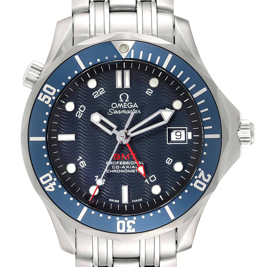 The image features the Omega Seamaster 2535.80.00 Men
s Stainless Steel Blue Dial 2535.80.00 Men
s Stainless Steel Blue Dial watch, showing its face, bezel, crown, and stainless steel bracelet from a frontal angle.