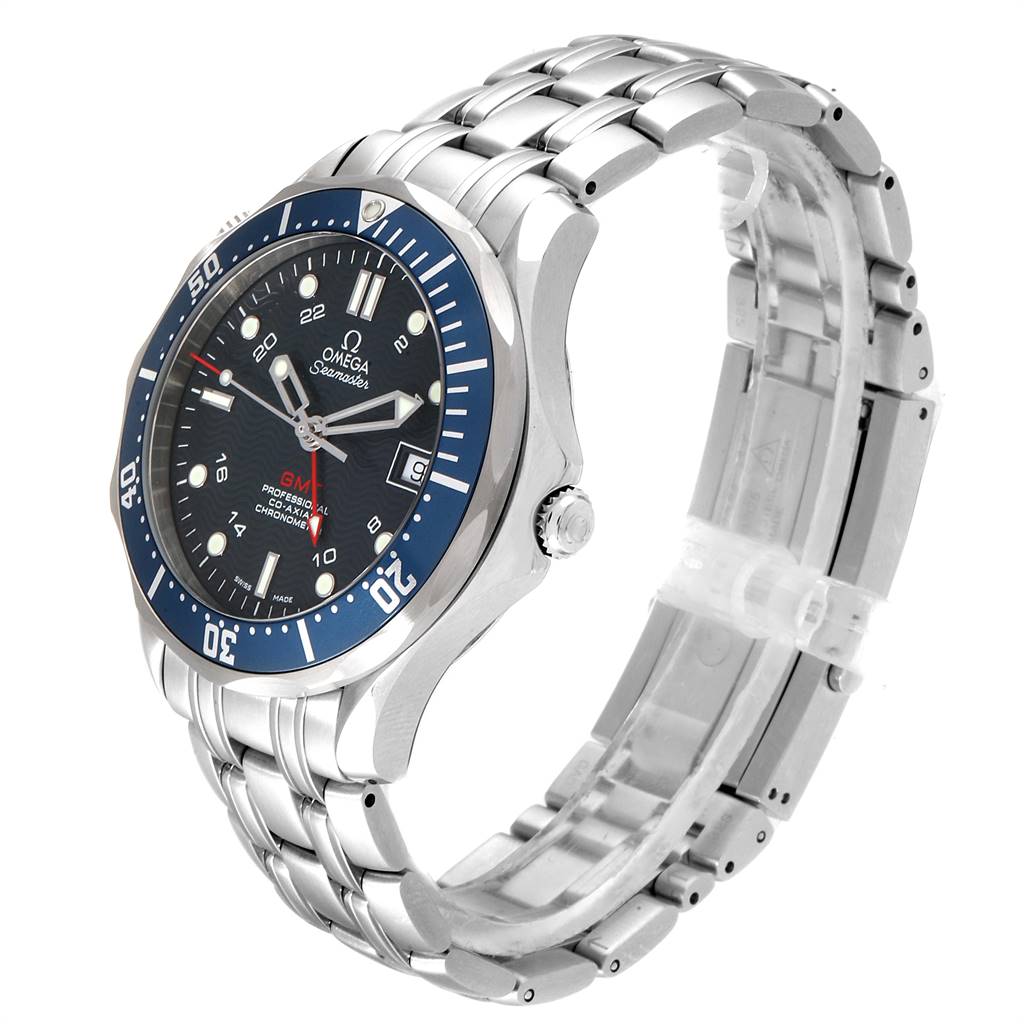 This image shows a side angle of the Omega Seamaster 2535.80.00 Men
s Stainless Steel Blue Dial 2535.80.00 Men
s Stainless Steel Blue Dial watch, highlighting its face, bezel, crown, and stainless steel bracelet.