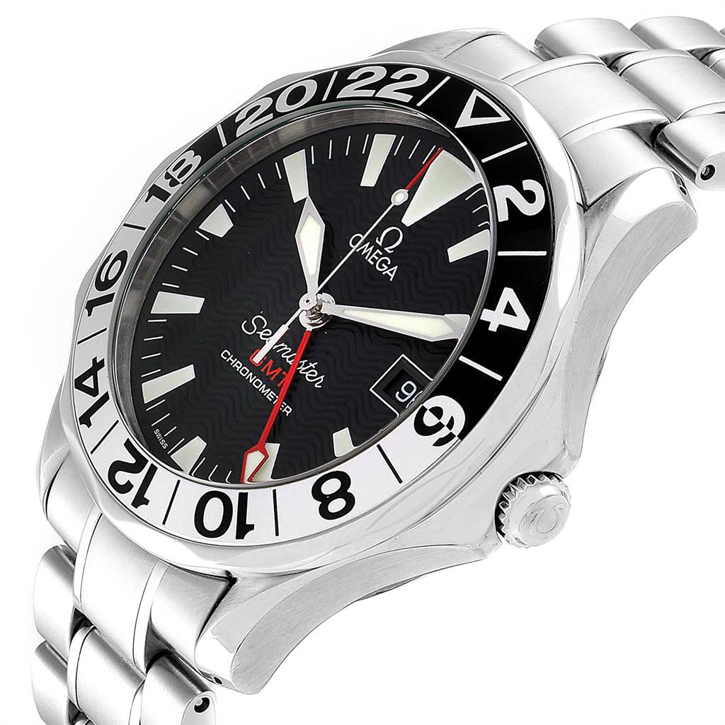 The image shows an angled view of an Omega Seamaster 2536.50.00 Men
s Stainless Steel Black Dial 2536.50.00 Men
s Stainless Steel Black Dial watch, highlighting its face, bezel, and part of the stainless steel bracelet.