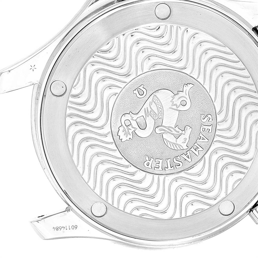 The image shows the backside of an Omega Seamaster 2551.80.00 Men
s Blue Dial 2551.80.00 Men
s Blue Dial watch, with its wave pattern and engraved emblem visible.