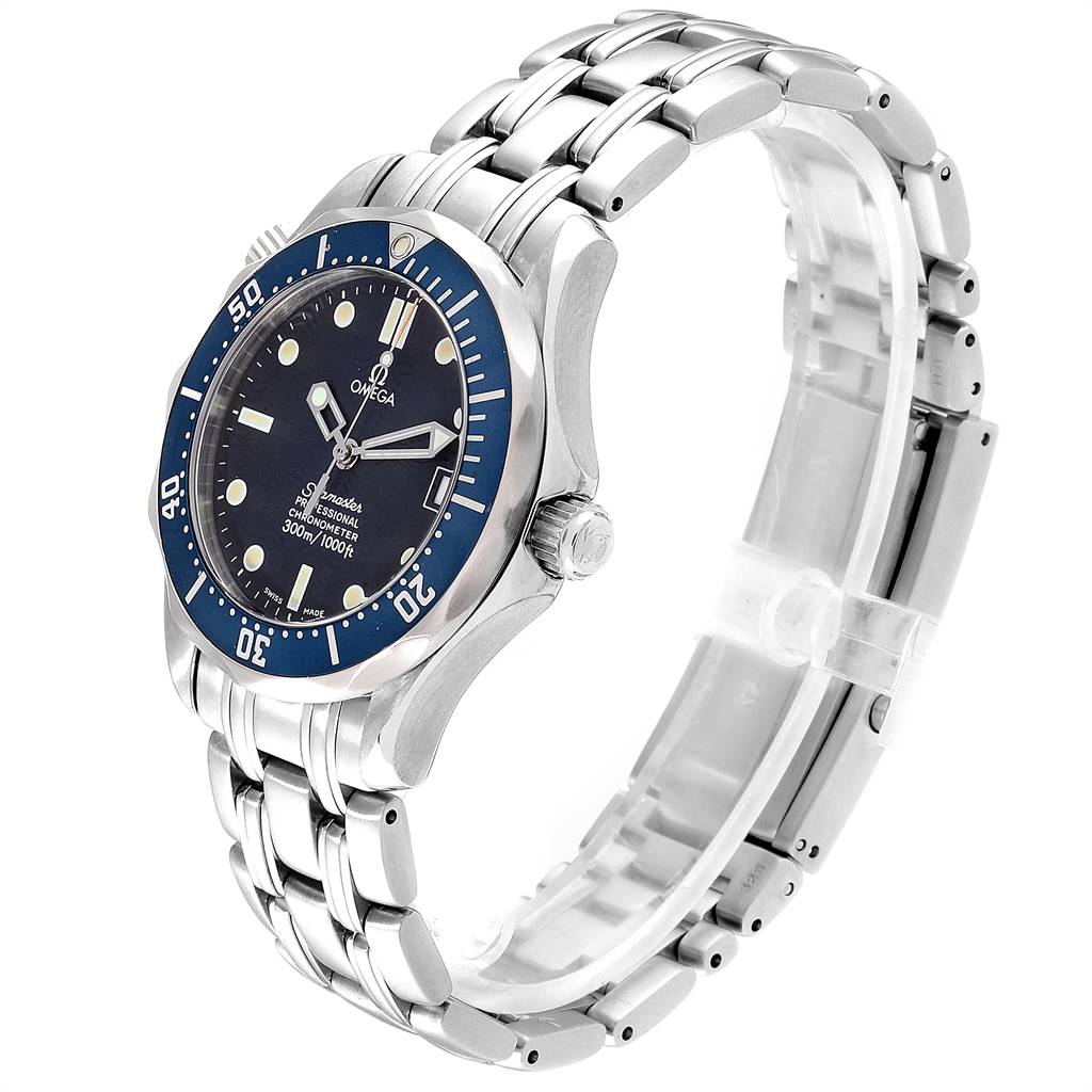 The image shows an angled view of an Omega Seamaster 2551.80.00 Men
s Blue Dial 2551.80.00 Men
s Blue Dial watch, highlighting its blue bezel, black dial, and metal bracelet.