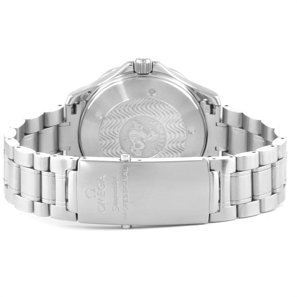 This image shows the back and clasp of an Omega Seamaster 2538.20.00 Men
s Stainless Steel White Dial 2538.20.00 Men
s Stainless Steel White Dial watch, highlighting the case back and stainless steel bracelet.