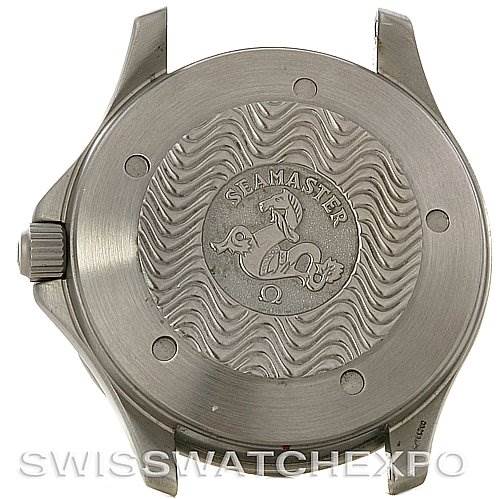 The image shows the case back of an Omega Seamaster 25382000 OR 2538.20.00 Men
s Stainless Steel White Dial 25382000 OR 2538.20.00 Men
s Stainless Steel White Dial watch, featuring an engraved logo and wave pattern.