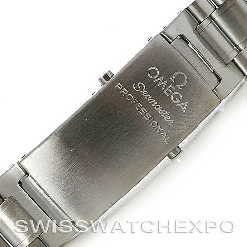 The image shows the clasp of an Omega Seamaster 25382000 OR 2538.20.00 Men
s Stainless Steel White Dial 25382000 OR 2538.20.00 Men
s Stainless Steel White Dial Professional watch bracelet with the logo and brand engraved.