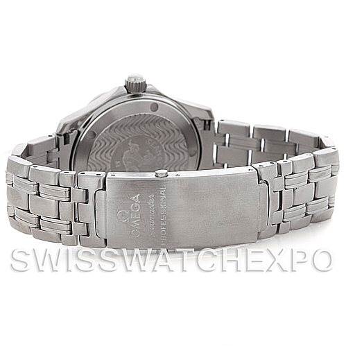 This image shows the back and bracelet of the Omega Seamaster 2223.80.00 Men
s Stainless Steel Blue Dial 2223.80.00 Men
s Stainless Steel Blue Dial watch, focusing on the closed clasp and case back.