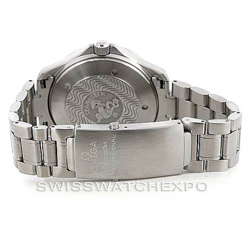 The image shows the back view of an Omega Seamaster 2538.20.00 Men
s Stainless Steel White Dial 2538.20.00 Men
s Stainless Steel White Dial watch, highlighting its clasp and case back.