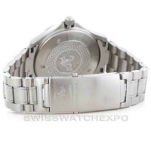 The image shows the backside of an Omega Seamaster 2538.20.00 Men
s Stainless Steel White Dial 2538.20.00 Men
s Stainless Steel White Dial watch, highlighting the bracelet and clasp.