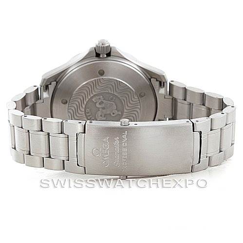 This image shows the back and bracelet of the Omega Seamaster 2538.20.00 Men
s Stainless Steel White Dial 2538.20.00 Men
s Stainless Steel White Dial watch, highlighting its clasp and case back.