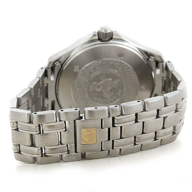 The image shows the back case and bracelet of an Omega Seamaster 2234.50.00 Men
s Stainless Steel Black Dial 2234.50.00 Men
s Stainless Steel Black Dial watch, highlighting the clasp and case back engraving.