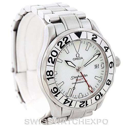 This image shows the front and side view of an Omega Seamaster 2538.20.00 Men
s Stainless Steel White Dial 2538.20.00 Men
s Stainless Steel White Dial watch, highlighting its bezel, dial, hands, and stainless steel bracelet.