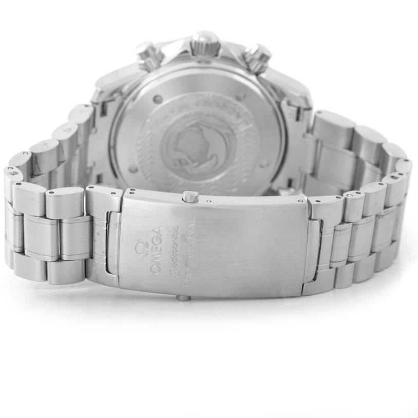 The image shows the back view of an Omega Seamaster 2595.30.00 Men
s Stainless Steel Silver Dial 2595.30.00 Men
s Stainless Steel Silver Dial watch, highlighting the case back and metal bracelet clasp.