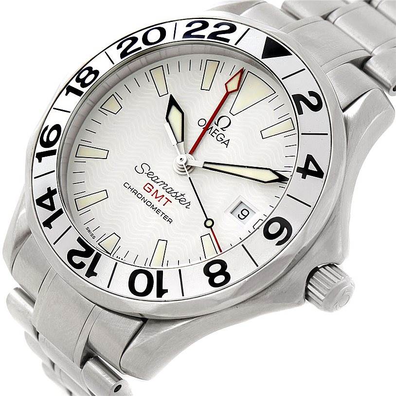The image shows an angled view of an Omega Seamaster 2538.20.00 Men
s Stainless Steel White Dial 2538.20.00 Men
s Stainless Steel White Dial GMT watch, highlighting the bezel, dial, hands, date window, and bracelet.