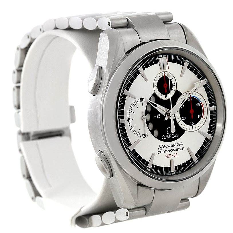 This image shows an angled side view of an Omega Seamaster 2513.30.00 Men
s Stainless Steel Silver Dial 2513.30.00 Men
s Stainless Steel Silver Dial watch, highlighting its dial, bezel, and part of the strap.