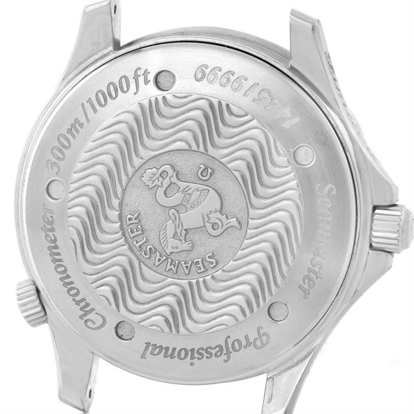 The image shows the back case of an Omega Seamaster 2533.50.00 Men
s Stainless Steel Black Dial 2533.50.00 Men
s Stainless Steel Black Dial watch, highlighting the engravings and wavy patterns.