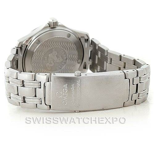 The image shows the back of an Omega Seamaster 2551.80.00 Men
s Stainless Steel Blue Dial 2551.80.00 Men
s Stainless Steel Blue Dial watch, highlighting the clasp and bracelet in a close-up view.