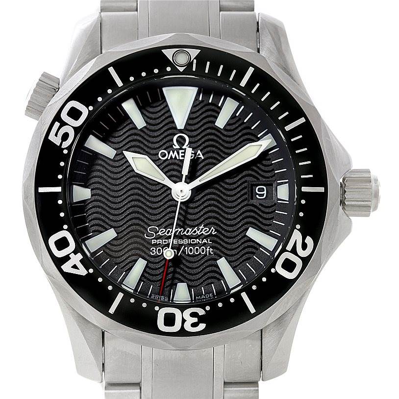 This image shows a front view of the Omega Seamaster 2262.50.00 Men
s Stainless Steel Black Dial 2262.50.00 Men
s Stainless Steel Black Dial watch, highlighting the dial, bezel, and stainless steel bracelet.