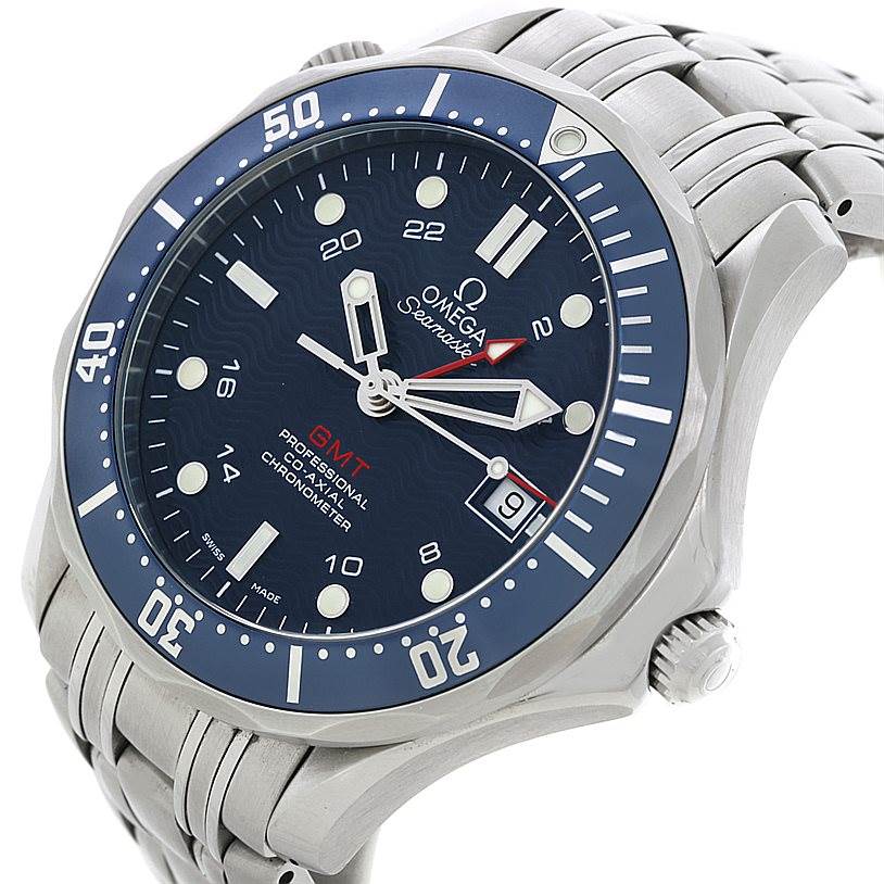 This image shows a close-up of the Omega Seamaster 2535.80.00 Men
s Stainless Steel Blue Dial 2535.80.00 Men
s Stainless Steel Blue Dial watch face, bezel, crown, and part of the bracelet at a slight angle.