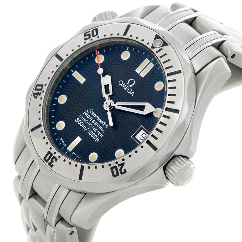 This image shows an angled view of the Omega Seamaster 2552.80.00 Men
s Stainless Steel Blue Dial 2552.80.00 Men
s Stainless Steel Blue Dial watch, highlighting its bezel, crown, and bracelet.