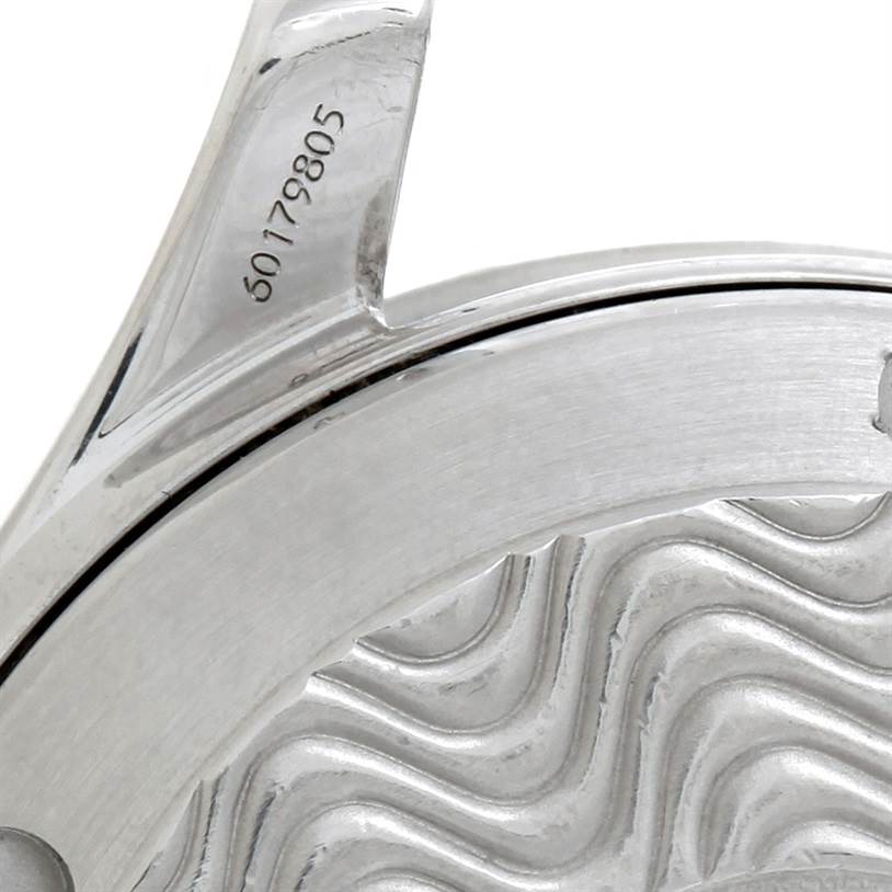 Close-up of the case back and lugs of an Omega Seamaster 2552.20.00 Men
s Stainless Steel White Dial 2552.20.00 Men
s Stainless Steel White Dial watch, showing the serial number and wave pattern design.