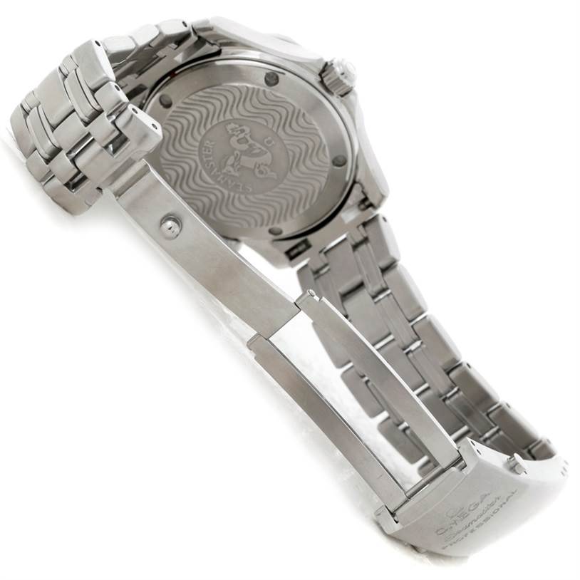 The image shows the clasp area, bracelet, and case back of the Omega Seamaster 2552.80.00 Men
s Stainless Steel Blue Dial 2552.80.00 Men
s Stainless Steel Blue Dial watch at an angle.