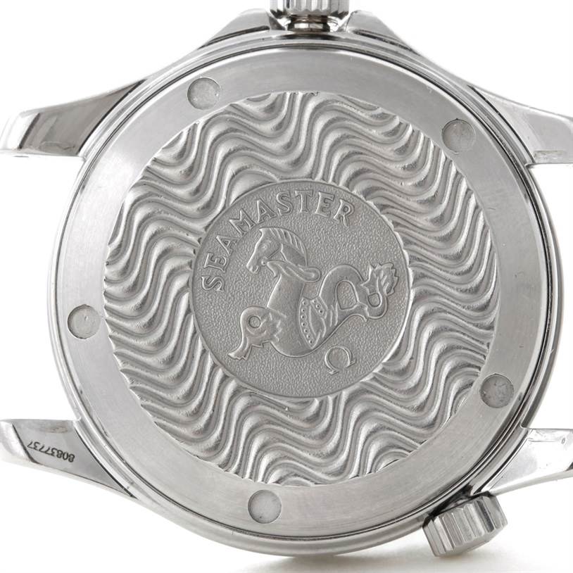 The image shows the case back of an Omega Seamaster 2551.80.00 Men
s Stainless Steel Blue Dial 2551.80.00 Men
s Stainless Steel Blue Dial watch, highlighting the wavy design and logo.