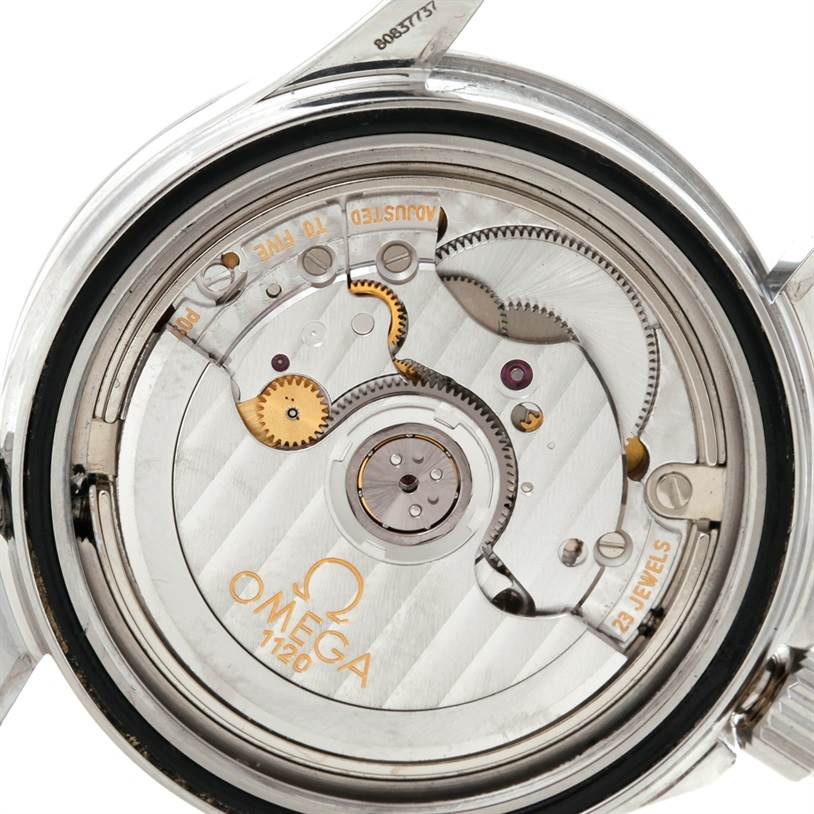 The image shows the inner mechanical movement of an Omega Seamaster 2551.80.00 Men
s Stainless Steel Blue Dial 2551.80.00 Men
s Stainless Steel Blue Dial watch, highlighting its intricate components and gear mechanisms.