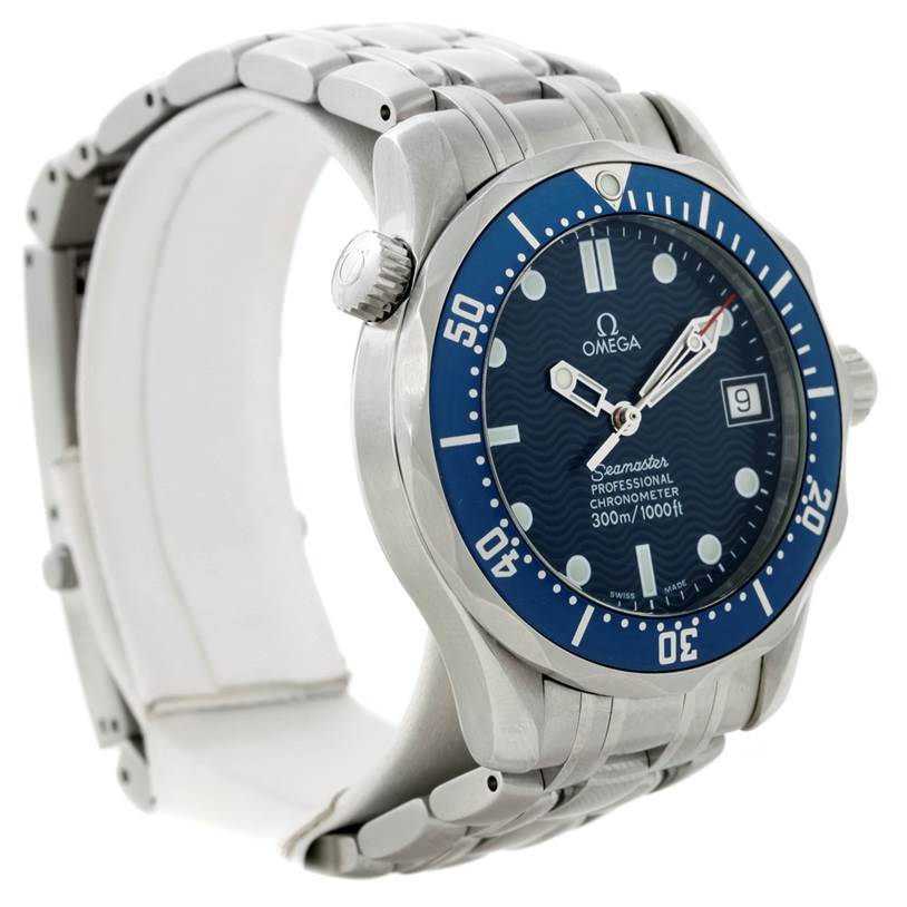 The image shows an angled view of the Omega Seamaster 2551.80.00 Men
s Stainless Steel Blue Dial 2551.80.00 Men
s Stainless Steel Blue Dial watch, highlighting the face, bezel, crown, and metal bracelet.