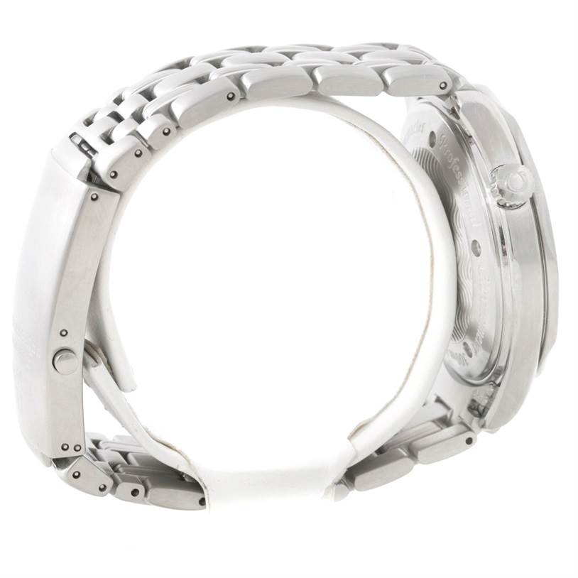 The image shows a side angle of an Omega Seamaster 2533.50.00 Men
s Stainless Steel Black Dial 2533.50.00 Men
s Stainless Steel Black Dial watch highlighting its bracelet and case back.