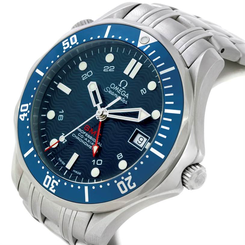 The image shows an angled view of an Omega Seamaster 2535.80.00 Men
s Stainless Steel Blue Dial 2535.80.00 Men
s Stainless Steel Blue Dial watch featuring the dial, bezel, and part of the bracelet.