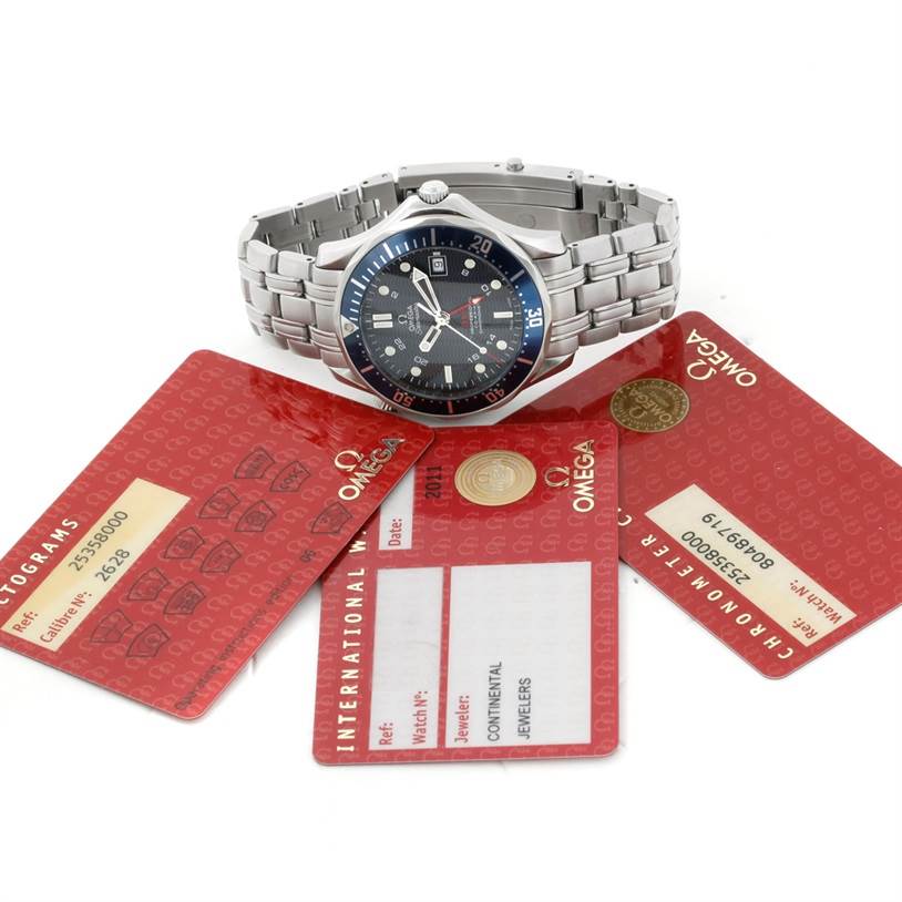 The Omega Seamaster 2535.80.00 Men
s Stainless Steel Blue Dial 2535.80.00 Men
s Stainless Steel Blue Dial watch is displayed at a slight angle, with Best Quality
ity cards laid out beneath it.