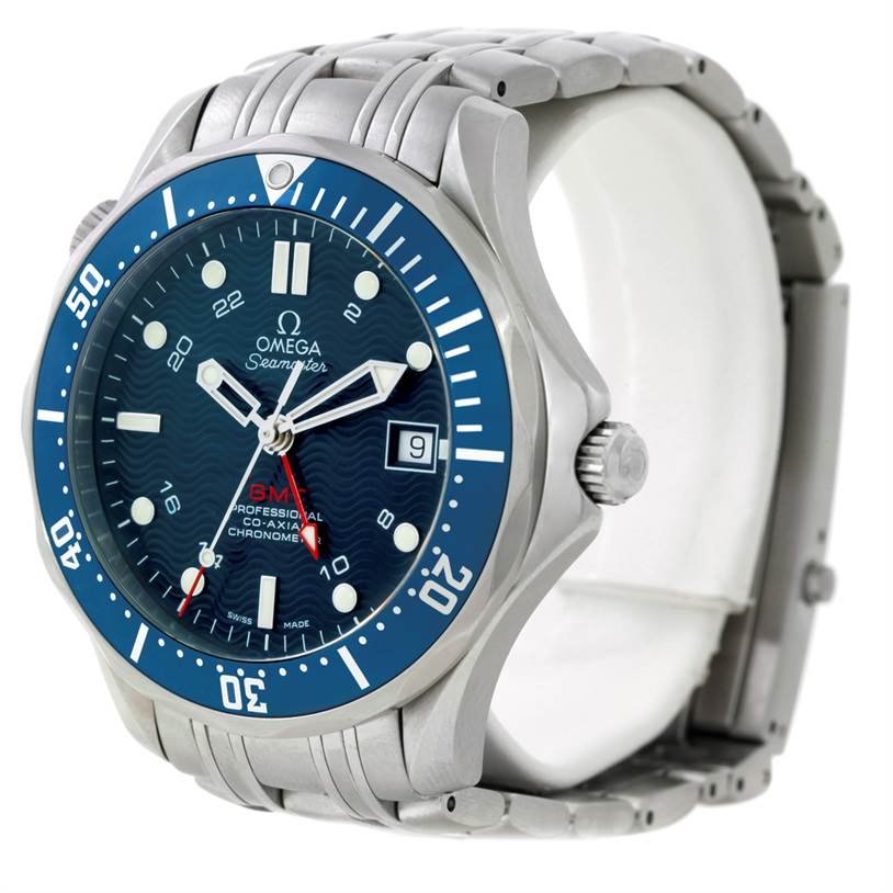 The image shows an angled view of an Omega Seamaster 2535.80.00 Men
s Stainless Steel Blue Dial 2535.80.00 Men
s Stainless Steel Blue Dial watch, highlighting its bezel, dial, and bracelet.