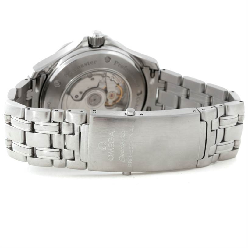 The image shows the back view of an Omega Seamaster 2535.80.00 Men
s Stainless Steel Blue Dial 2535.80.00 Men
s Stainless Steel Blue Dial watch, highlighting the metal bracelet and clasp.