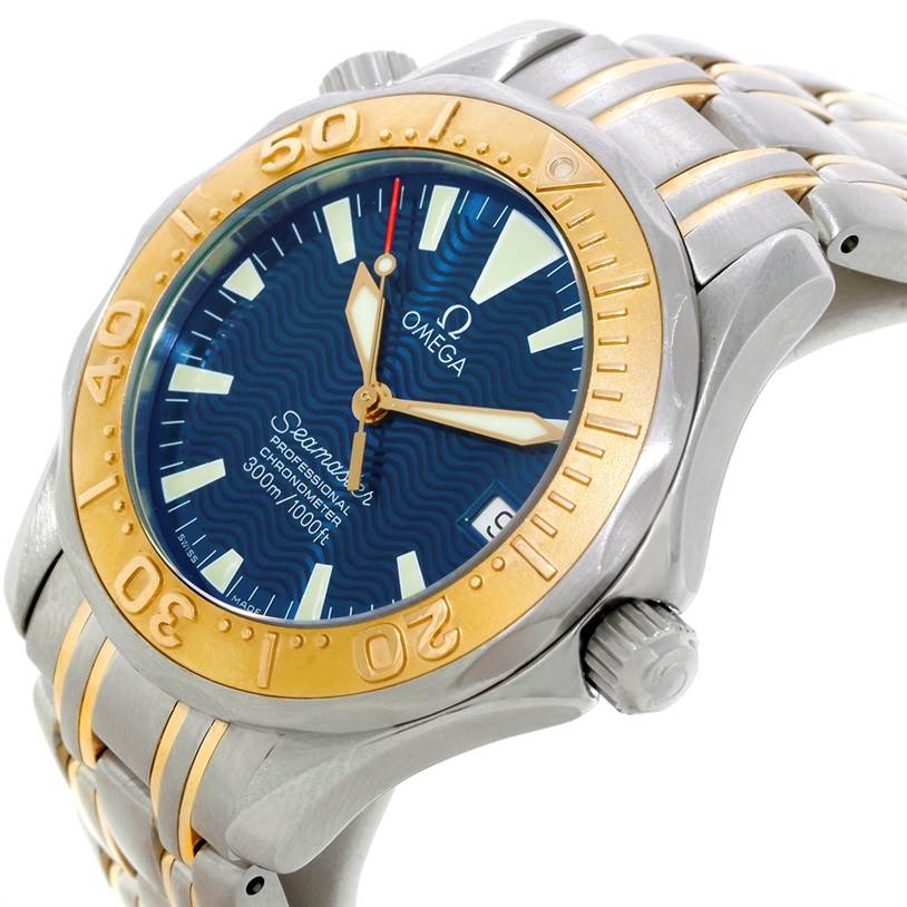This image shows a tilted side view of the Omega Seamaster Men
s Stainless Steel Blue Dial Men
s Stainless Steel Blue Dial watch, highlighting its bezel, dial, and bracelet.