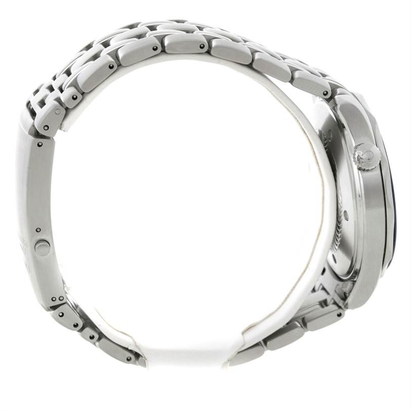 This side view of the Omega Seamaster 2541.80.00 Men
s Stainless Steel Blue Dial 2541.80.00 Men
s Stainless Steel Blue Dial watch showcases its bracelet and case.