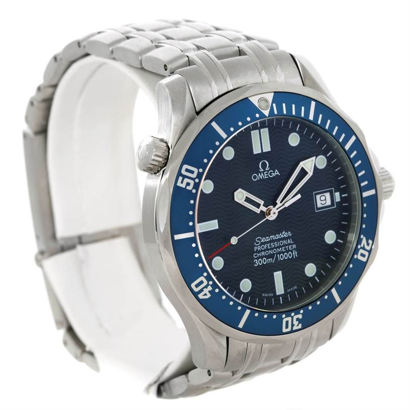 The image shows an angled view of the Omega Seamaster 2531.80.00 Men
s Stainless Steel Blue Dial 2531.80.00 Men
s Stainless Steel Blue Dial watch, highlighting its dial, bezel, bracelet, and date display.