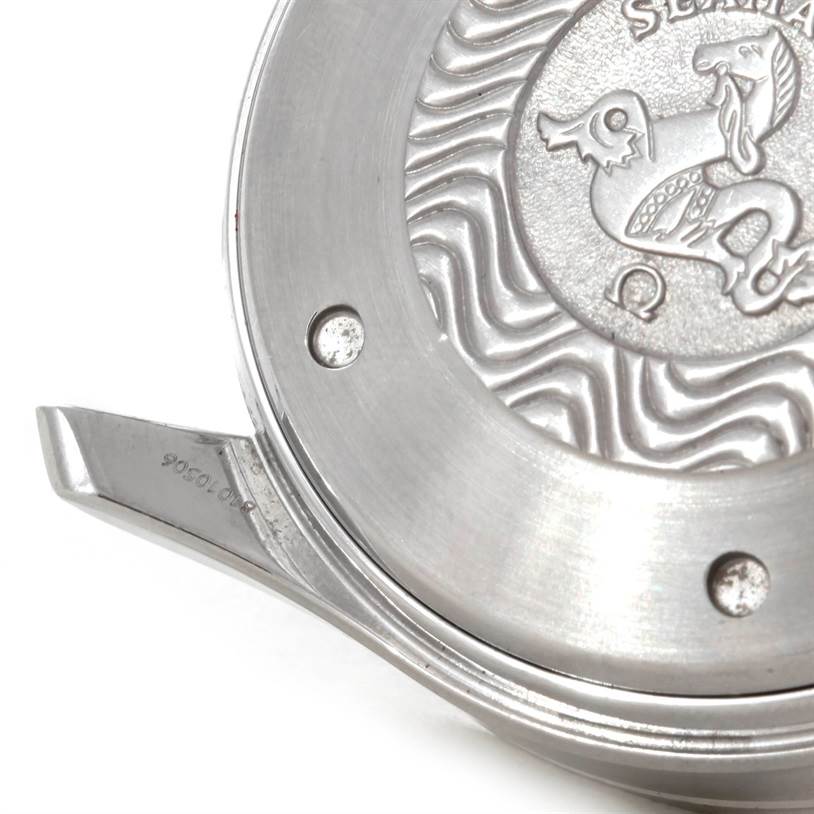 The image showcases the back case of an Omega Seamaster 2599.80.00 Men
s Stainless Steel Blue Dial 2599.80.00 Men
s Stainless Steel Blue Dial watch, highlighting its emblem and lug.