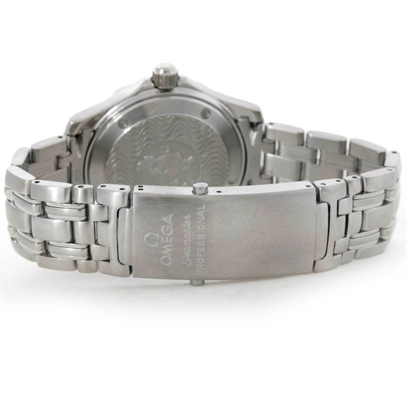 This image shows the back view of an Omega Seamaster 2551.80.00 Men
s Stainless Steel Blue Dial 2551.80.00 Men
s Stainless Steel Blue Dial watch, focusing on the clasp, bracelet, and caseback.