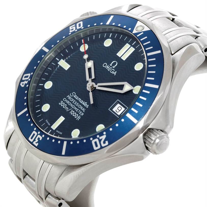 The image shows an angled view of an Omega Seamaster 2531.80.00 Men
s Stainless Steel Blue Dial 2531.80.00 Men
s Stainless Steel Blue Dial watch, displaying its dial, bezel, and stainless steel band.