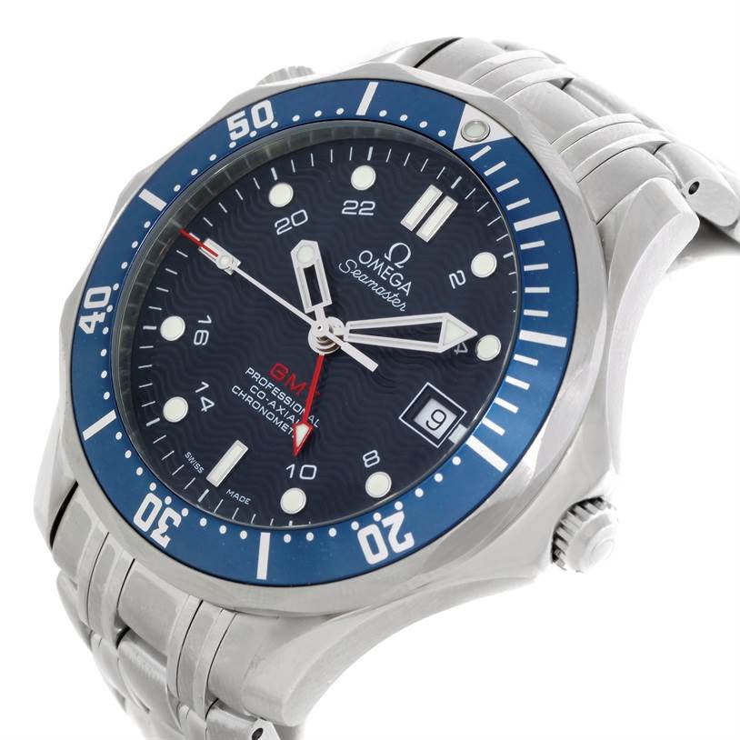 The image shows an angled view of the Omega Seamaster 2535.80.00 Men
s Stainless Steel Blue Dial 2535.80.00 Men
s Stainless Steel Blue Dial watch, highlighting its dial, bezel, hands, and part of the bracelet.