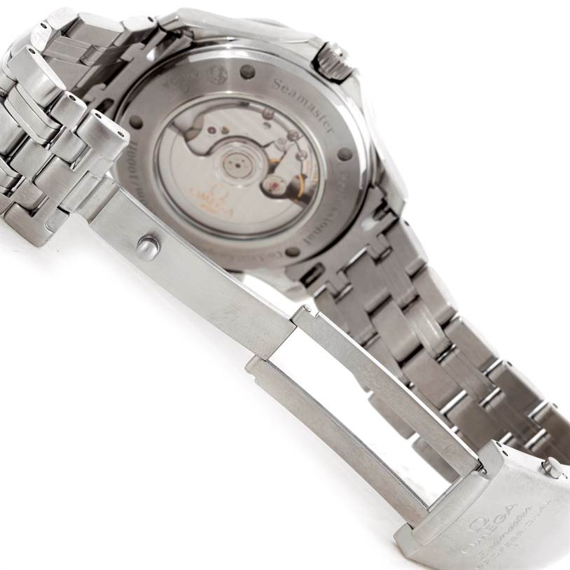 This image shows the back and bracelet clasp of an Omega Seamaster 2535.80.00 Men
s Stainless Steel Blue Dial 2535.80.00 Men
s Stainless Steel Blue Dial watch, highlighting the movement and links.