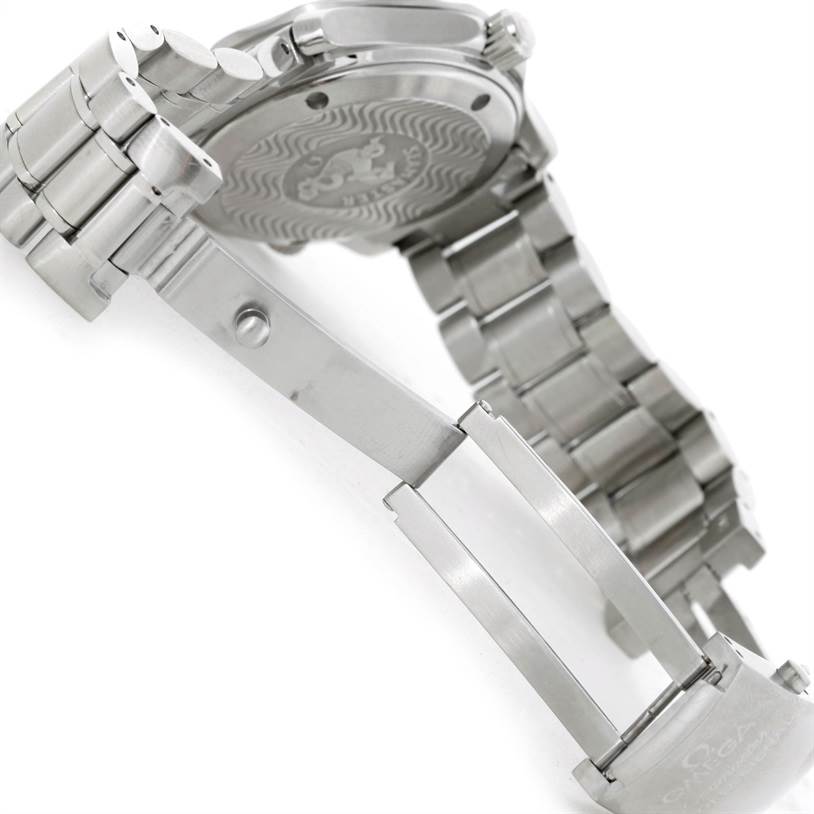 This image shows the back, stainless steel bracelet, and folding clasp mechanism of an Omega Seamaster 2252.50.00 Men
s Stainless Steel Black Dial 2252.50.00 Men
s Stainless Steel Black Dial watch.