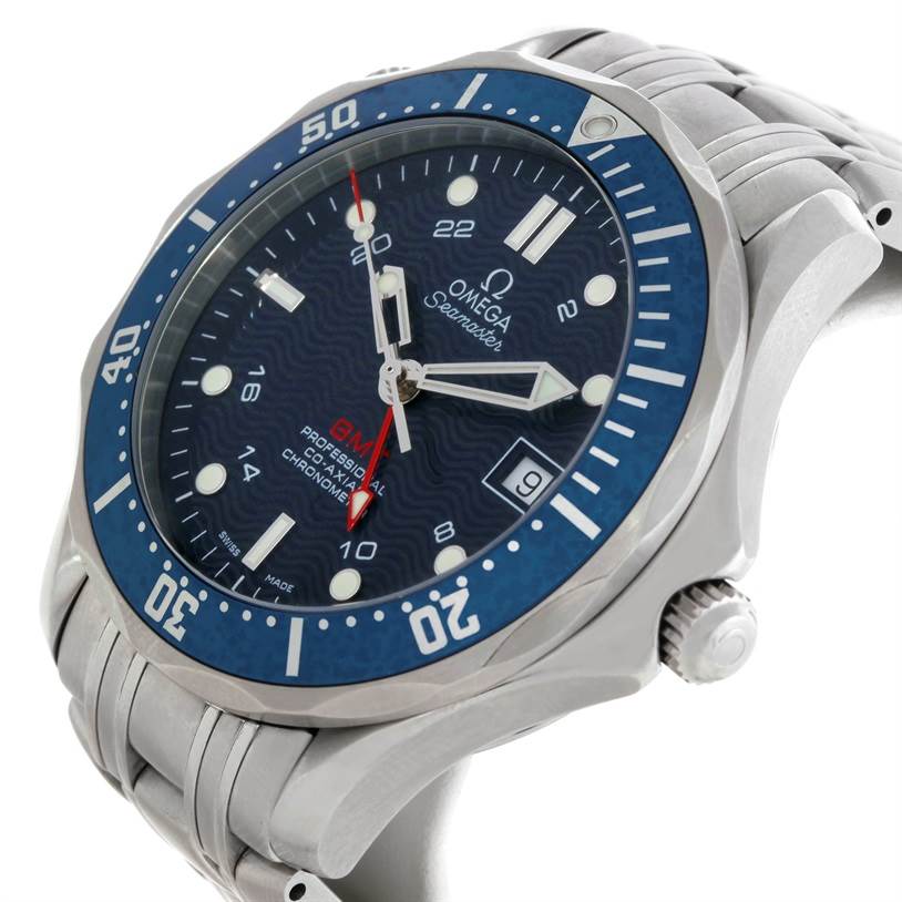 This image shows a side-angle view of an Omega Seamaster 2535.80.00 Men
s Stainless Steel Blue Dial 2535.80.00 Men
s Stainless Steel Blue Dial watch, highlighting the face, bezel, crown, and part of the bracelet.