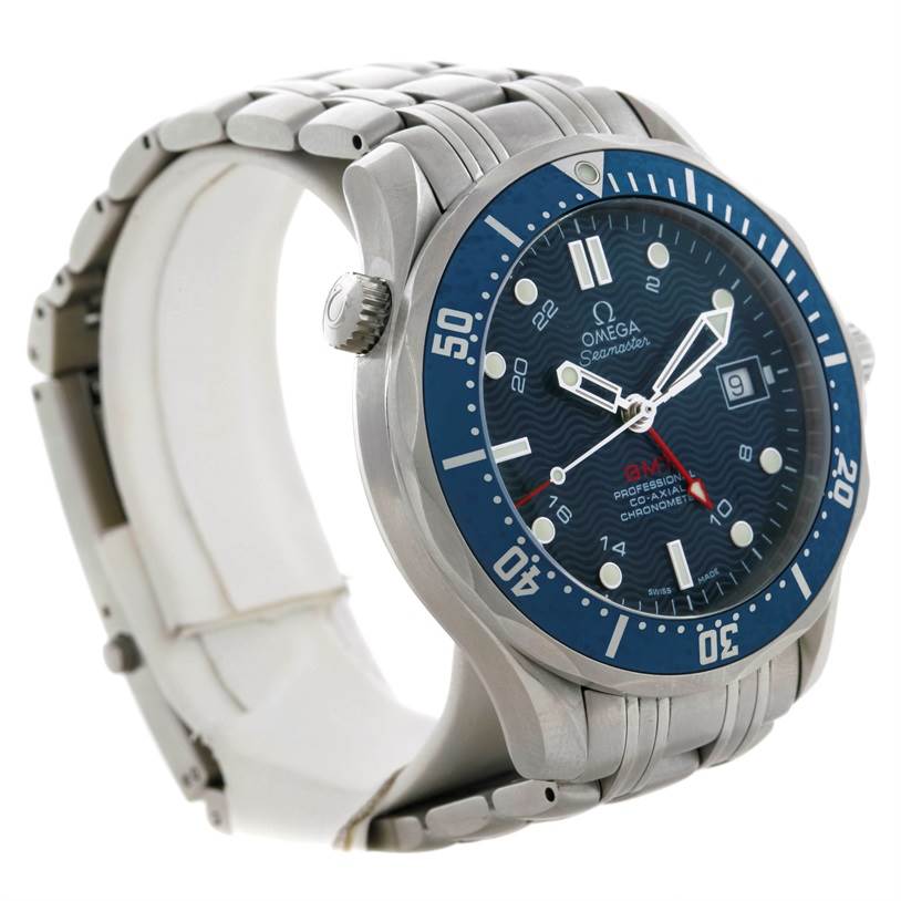 The image shows a side angle of an Omega Seamaster 2535.80.00 Men
s Stainless Steel Blue Dial 2535.80.00 Men
s Stainless Steel Blue Dial watch, highlighting its bracelet, bezel, and dial.