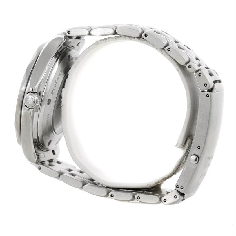 The side view of the Omega Seamaster 2535.80.00 Men's Stainless Steel Blue Dial 2535.80.00 Men's Stainless Steel Blue Dial watch shows its metal bracelet and crown on the case.