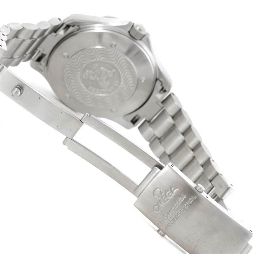 The image shows the back and clasp of the Omega Seamaster 2538.20.00 Men
s Stainless Steel White Dial 2538.20.00 Men
s Stainless Steel White Dial watch, highlighting the engraved logo and stainless steel bracelet.