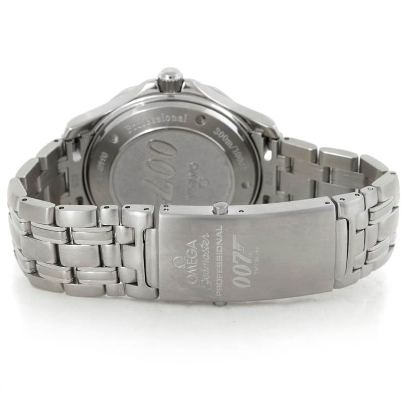 The image shows the back and clasp of an Omega Seamaster 2226.80.00 Men
s Stainless Steel Blue Dial 2226.80.00 Men
s Stainless Steel Blue Dial watch, featuring the model details and a "007" engraving.